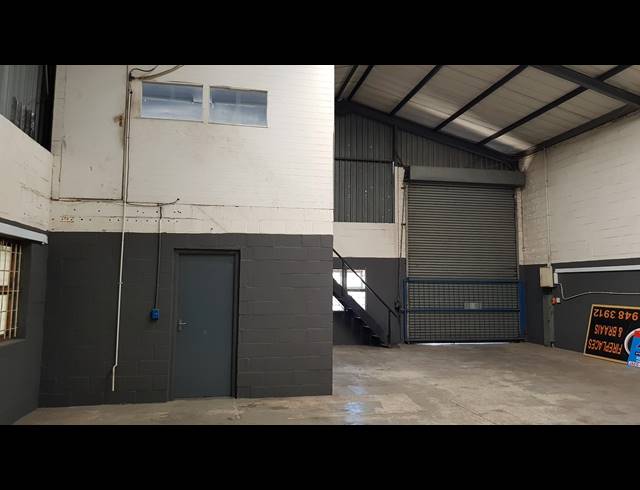 1,290M² FACTORY TO LET IN STIKLAND INDUSTRIAL